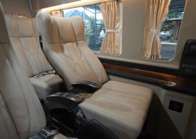 Hiace Premio VIP Interior (10)