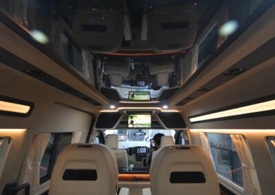 Hiace Premio VIP Interior (13)