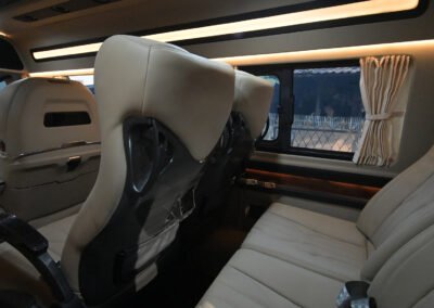 Hiace Premio VIP Interior (17)