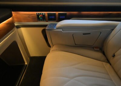 Hiace Premio VIP Interior (33)