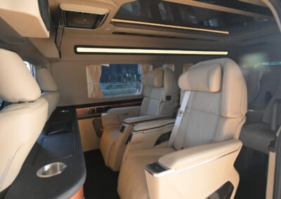 Hiace Premio VIP Interior (5)