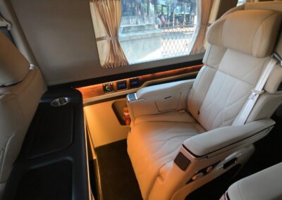 Hiace Premio VIP Interior (7)