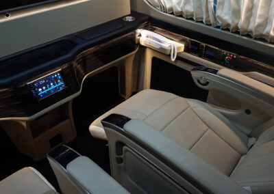 Hiace VIP Interior Meja Partisi